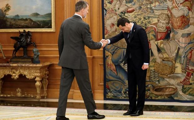 El rey saluda al presidente de la Junta de Andalucía, Juan Manuel Moreno.