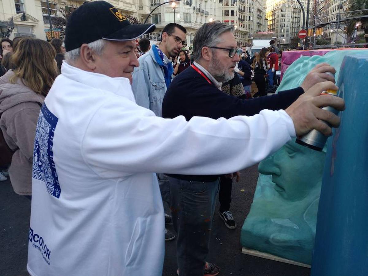 Los artistas urbanos Pichiavo, responsables del diseño de la falla de este año, y los artistas falleros que la han creado, Latorre y Sanz, participan este sábado en una pintada colectiva del monumento de la Plaza del Ayuntamiento. 