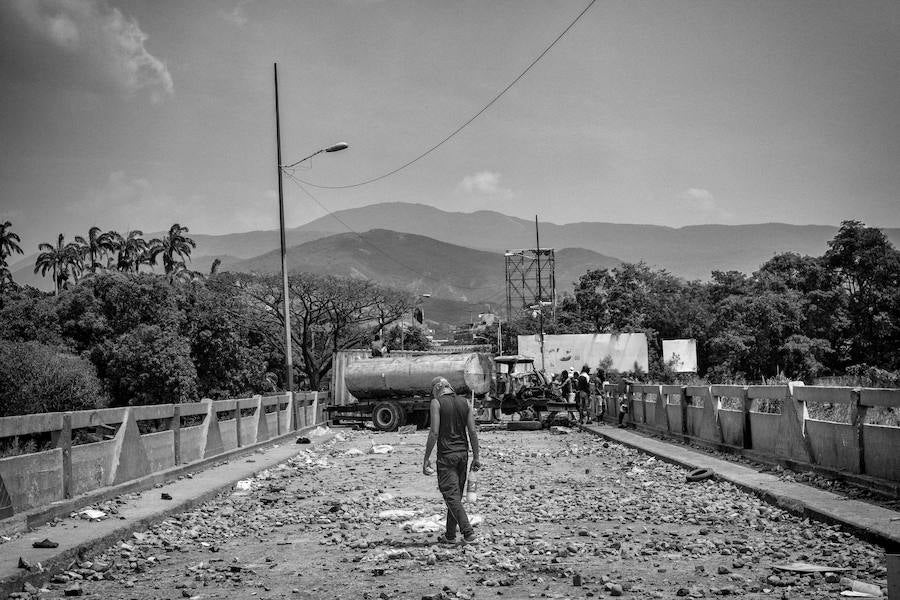 Cúcuta, Norte de Santander, Colombia: Un estudiante venezolano camina entre los escombros de la batalla en el puente internacional Simón Bolivar un día después del intento fallido por parte de la oposición venezolana de ingresar la ayuda humanitaria a Venezuela.