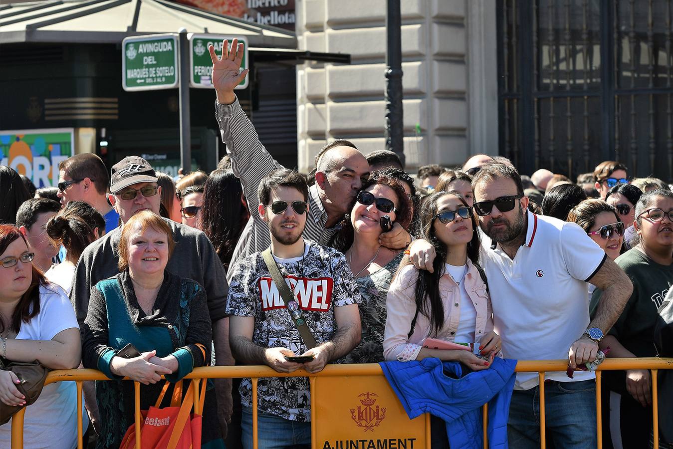 Numeroso público en la plaza del Ayuntamiento de Valencia, por la mascletà. Búscate en el disparo de Fallas del 9 de marzo de 2019.