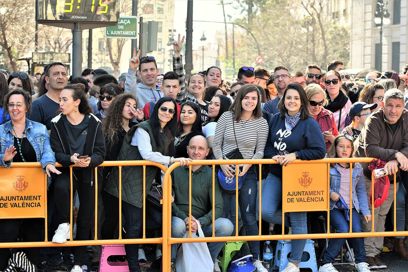 Numeroso público en la plaza del Ayuntamiento de Valencia, por la mascletà. Búscate en el disparo de Fallas del 9 de marzo de 2019.