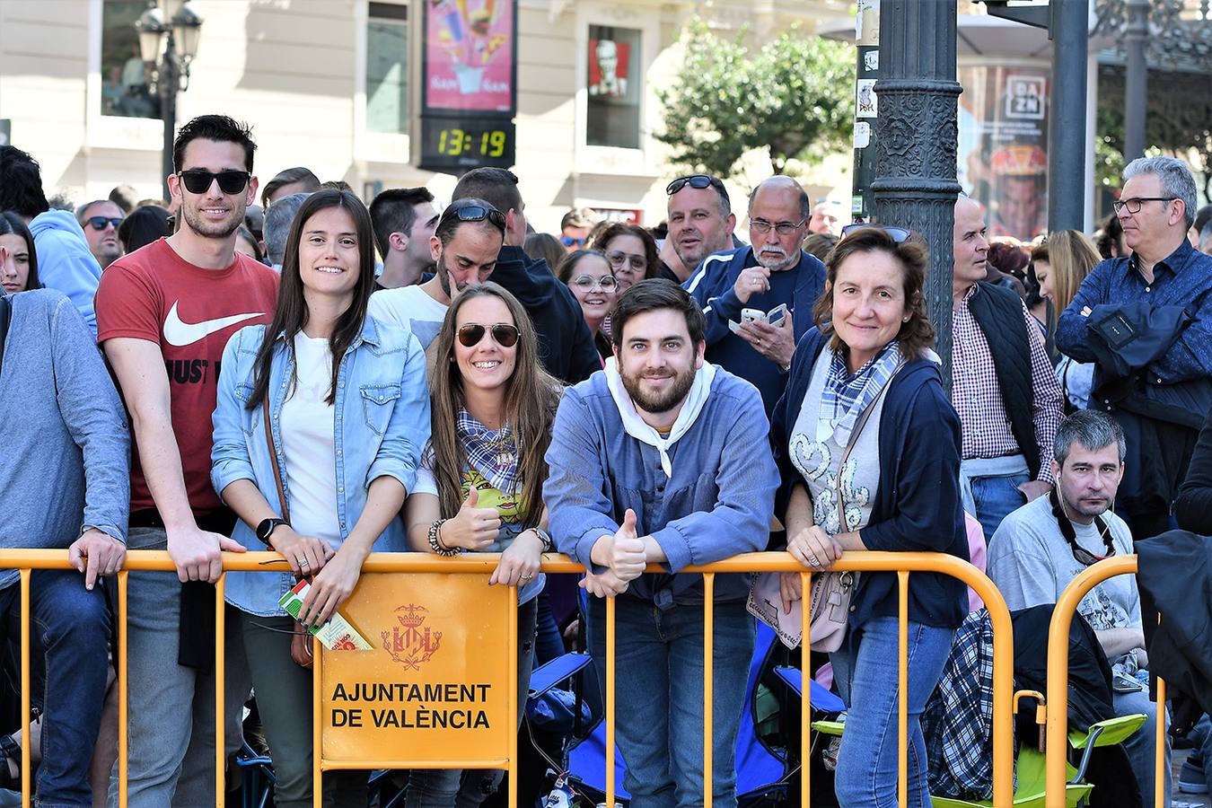 Numeroso público en la plaza del Ayuntamiento de Valencia, por la mascletà. Búscate en el disparo de Fallas del 9 de marzo de 2019.
