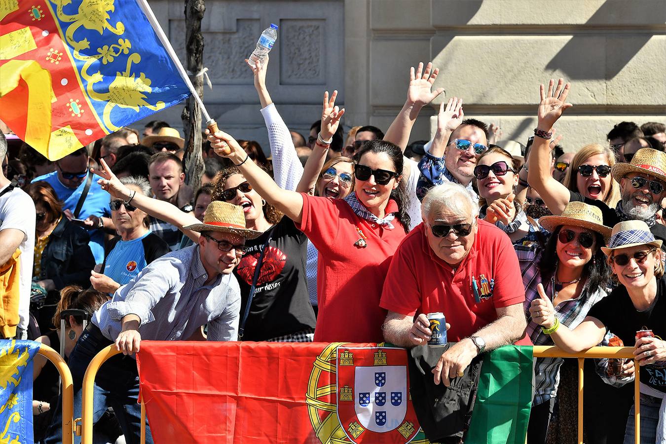 Numeroso público en la plaza del Ayuntamiento de Valencia, por la mascletà. Búscate en el disparo de Fallas del 9 de marzo de 2019.