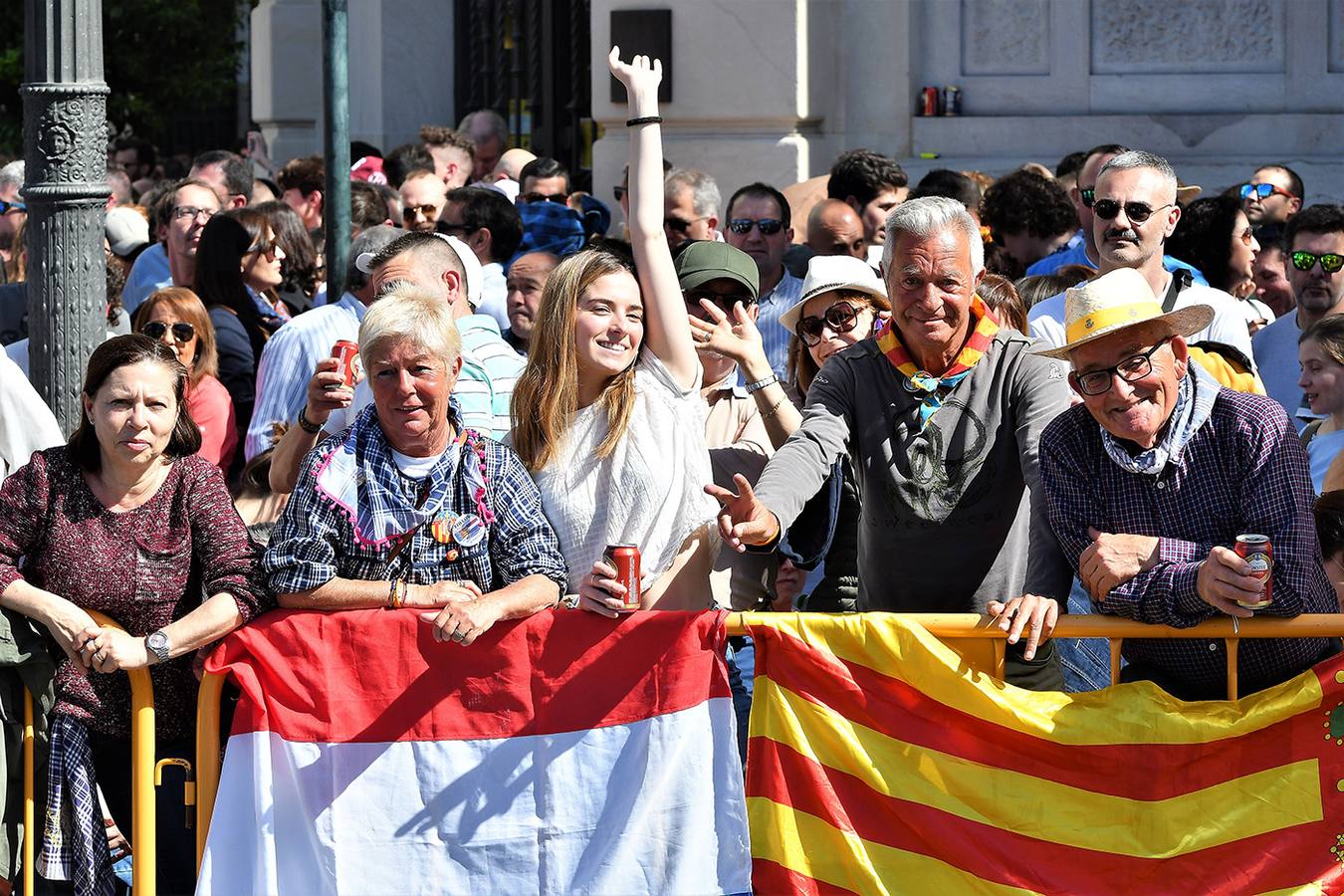 Numeroso público en la plaza del Ayuntamiento de Valencia, por la mascletà. Búscate en el disparo de Fallas del 9 de marzo de 2019.