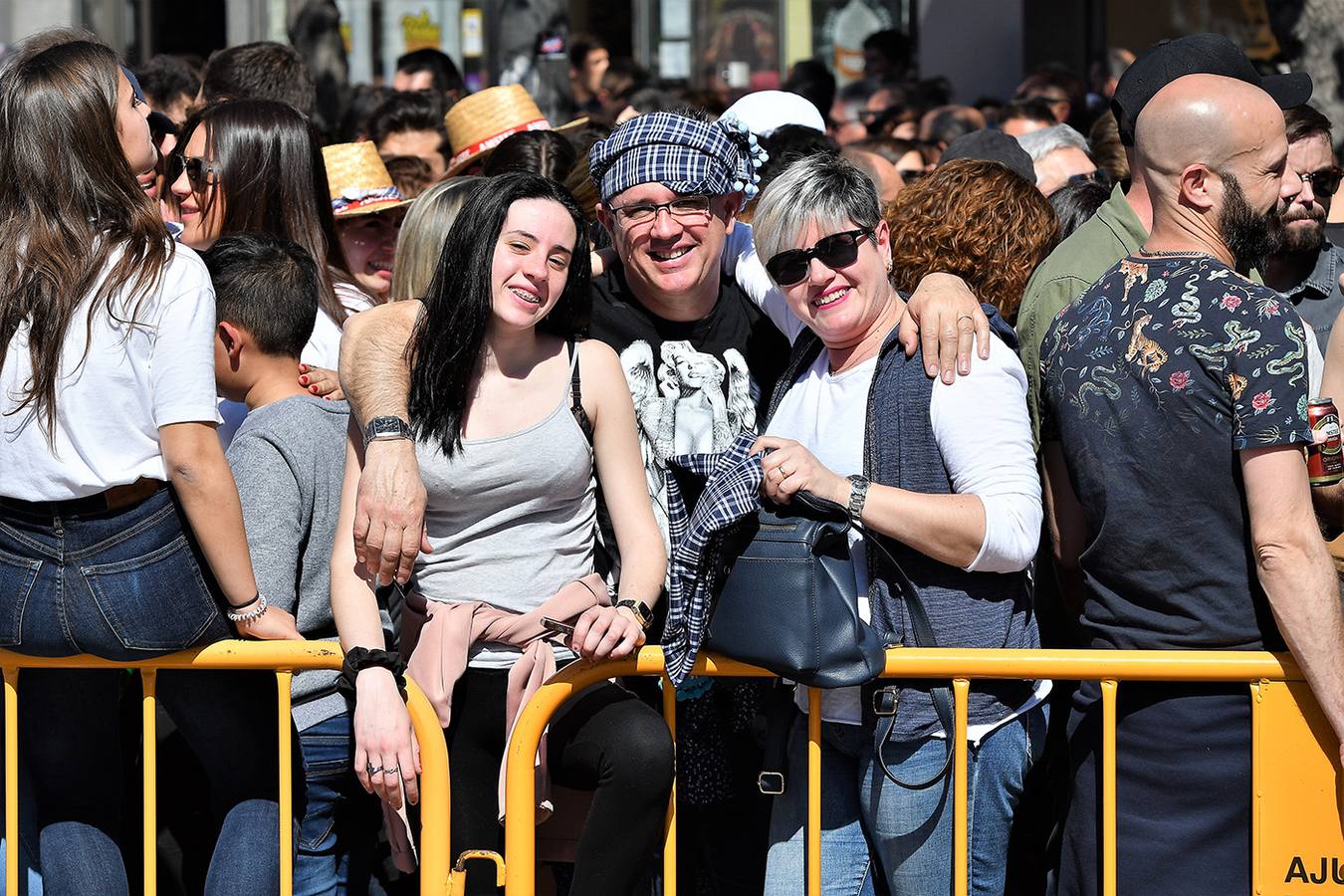 Numeroso público en la plaza del Ayuntamiento de Valencia, por la mascletà. Búscate en el disparo de Fallas del 9 de marzo de 2019.