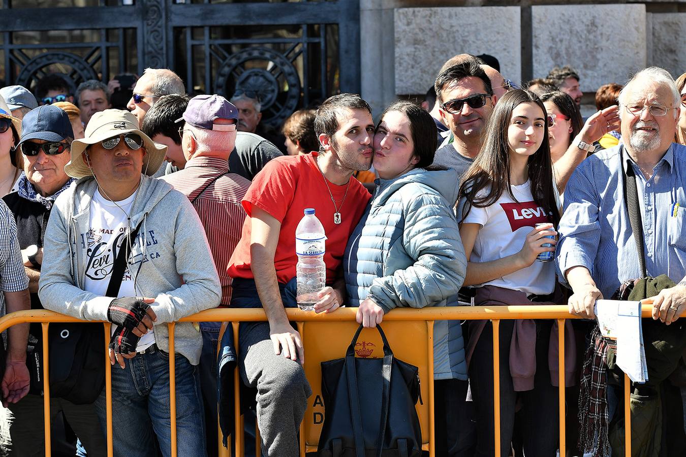 Numeroso público en la plaza del Ayuntamiento de Valencia, por la mascletà. Búscate en el disparo de Fallas del 9 de marzo de 2019.