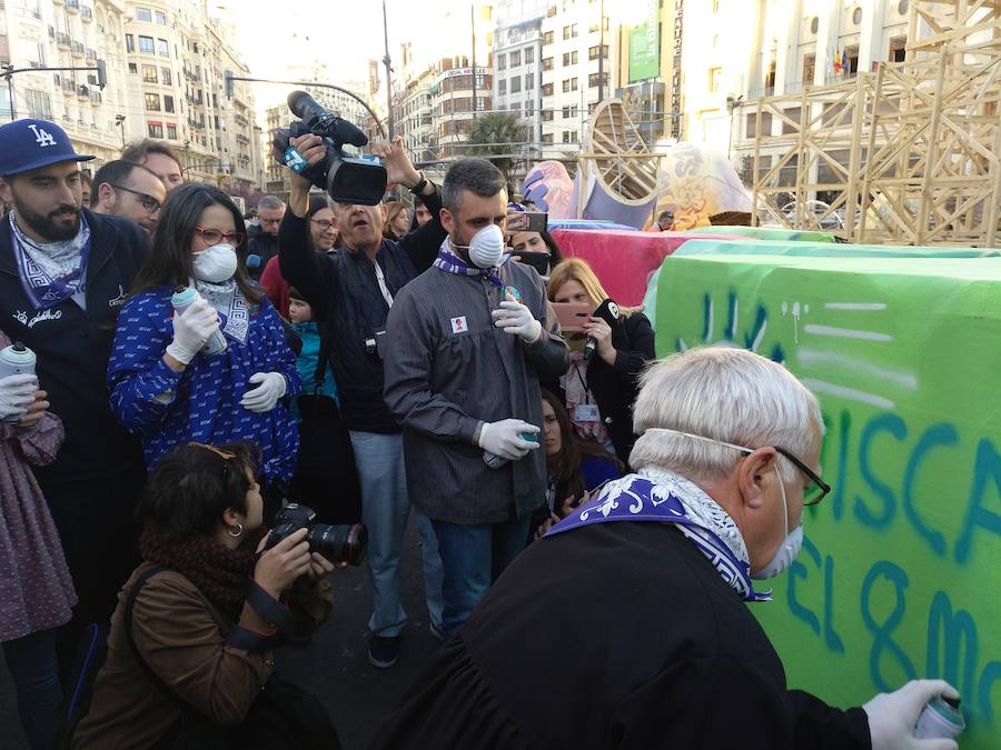 Los artistas urbanos Pichiavo, responsables del diseño de la falla de este año, y los artistas falleros que la han creado, Latorre y Sanz, participan este sábado en una pintada colectiva del monumento de la Plaza del Ayuntamiento. 