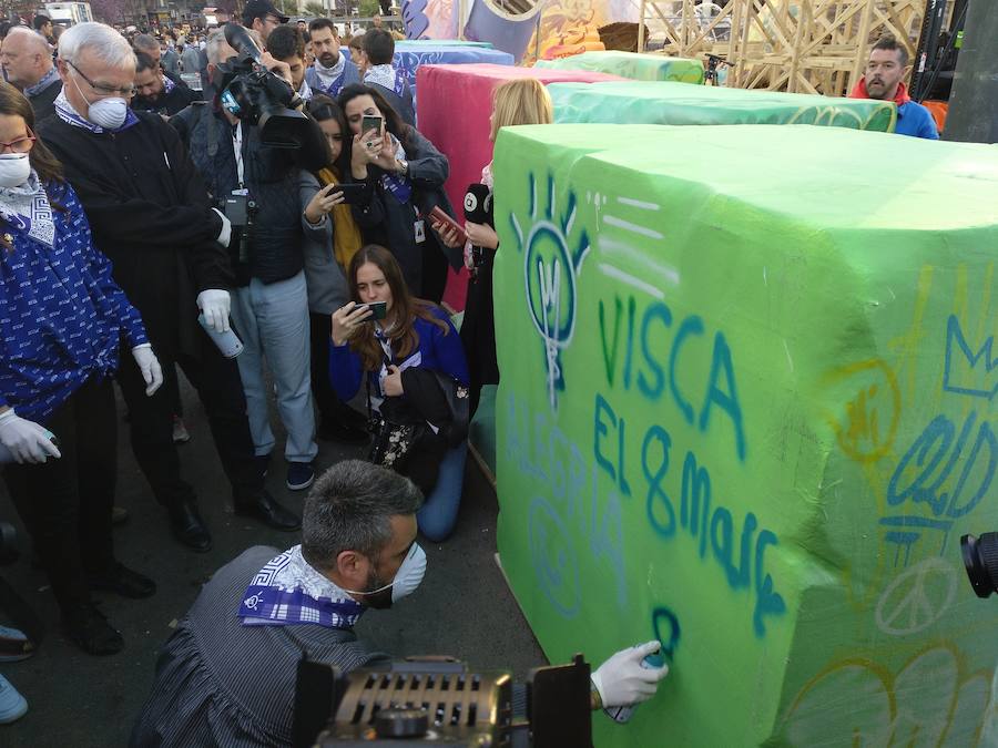 Los artistas urbanos Pichiavo, responsables del diseño de la falla de este año, y los artistas falleros que la han creado, Latorre y Sanz, participan este sábado en una pintada colectiva del monumento de la Plaza del Ayuntamiento. 