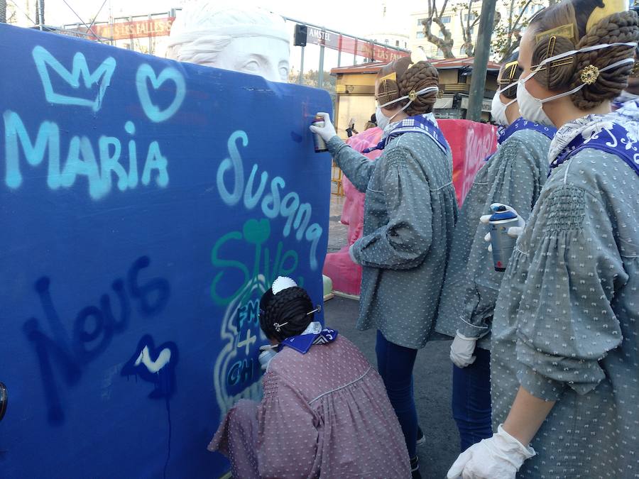 Los artistas urbanos Pichiavo, responsables del diseño de la falla de este año, y los artistas falleros que la han creado, Latorre y Sanz, participan este sábado en una pintada colectiva del monumento de la Plaza del Ayuntamiento. 