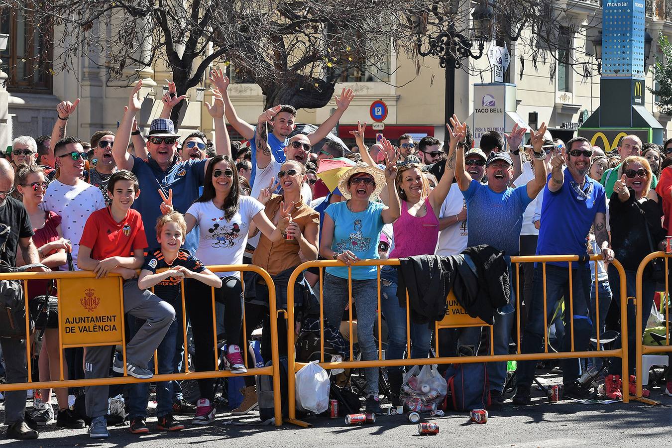 Búscate entre los asistentes a la mascletà del domingo 10 de marzo de 2019: público en la plaza del Ayuntamiento de Valencia.