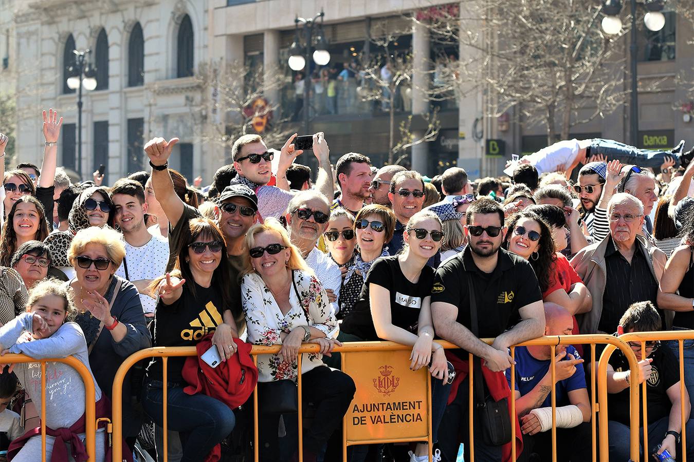 Búscate entre los asistentes a la mascletà del domingo 10 de marzo de 2019: público en la plaza del Ayuntamiento de Valencia.