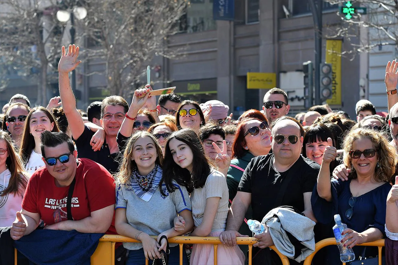 Búscate entre los asistentes a la mascletà del domingo 10 de marzo de 2019: público en la plaza del Ayuntamiento de Valencia.