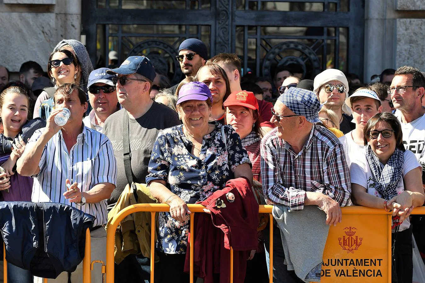 Búscate entre los asistentes a la mascletà del domingo 10 de marzo de 2019: público en la plaza del Ayuntamiento de Valencia.