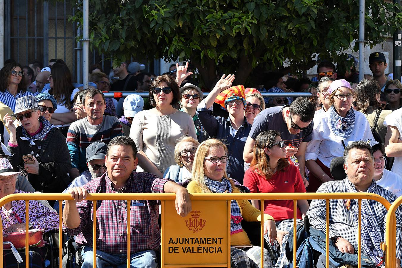 Búscate entre los asistentes a la mascletà del domingo 10 de marzo de 2019: público en la plaza del Ayuntamiento de Valencia.