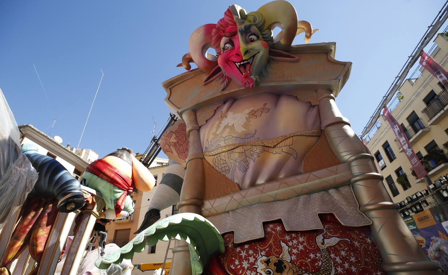 Comienza el montaje de las fallas de la sección Especial de las Fallas 2019.