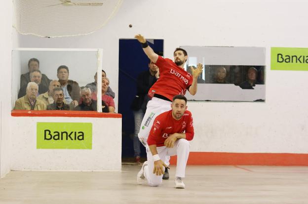 Soro III golpea de volea durante la partida de ayer en Guadassuar. 