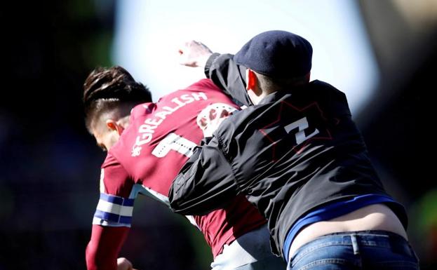 Momento en el que un aficionado del Birmingham City agrede al Jack Grealish, capitán del Aston Villa.