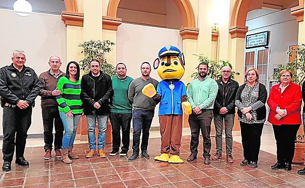 El alcalde, los concejales y el Jefe de la Policía Local, en la presentación de la campaña. 