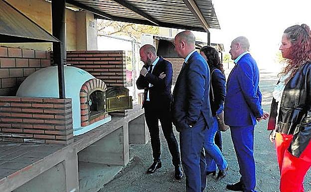 Gaspar durante su visita a los paellero. 