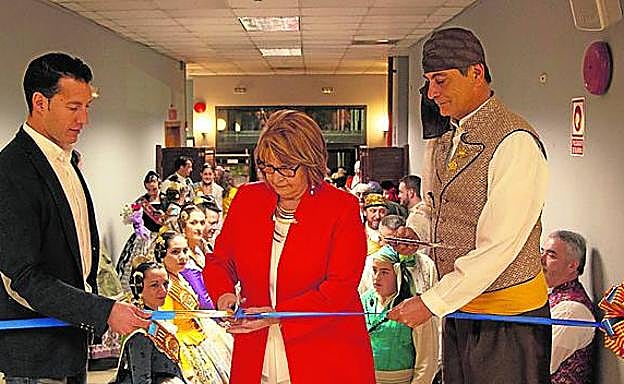 La alcaldesa, el concejal y el presidente de la JLF en la exposición. 