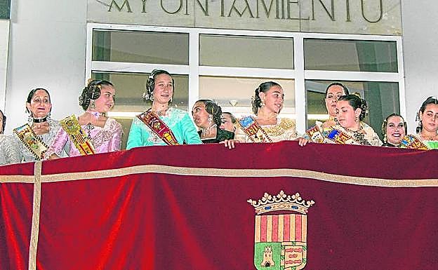 Las representantes falleras en la Crida. 