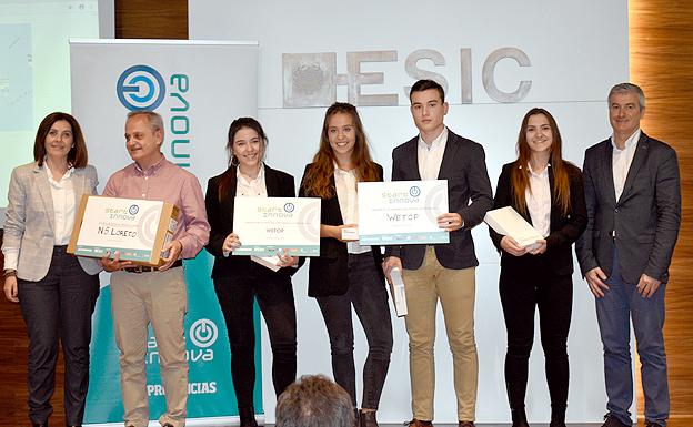 Los integrantes de WETOP, junto a Zarza León, responsable de Comunicación de ESIC, y Daniel Zurriaga, director comercial de LAS PROVINCIAS. LP