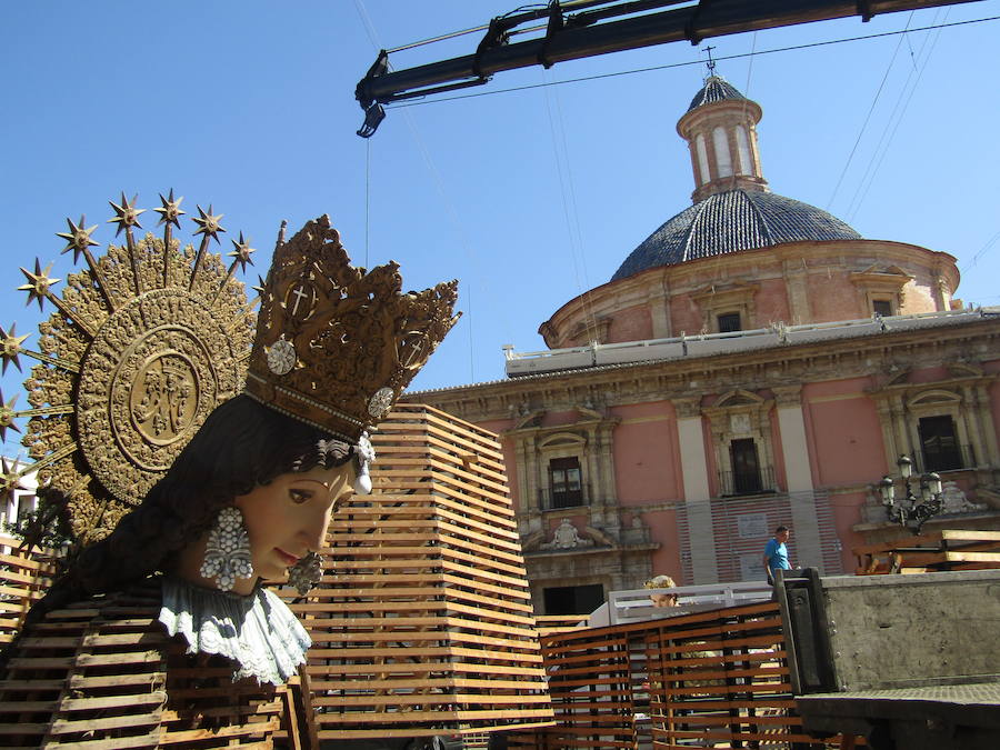 Los operarios inician la plantà del catafalco en el que se depositarán decenas de miles de ramos de flores que entregarán los falleros en los desfiles de los días 17 y 18 de marzo.