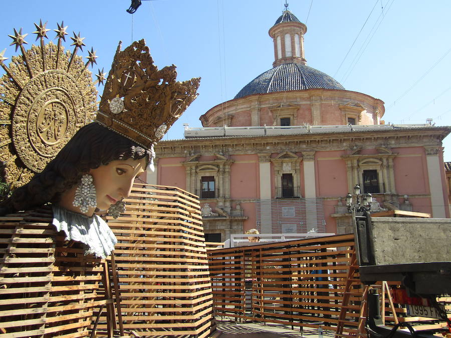 Los operarios inician la plantà del catafalco en el que se depositarán decenas de miles de ramos de flores que entregarán los falleros en los desfiles de los días 17 y 18 de marzo.