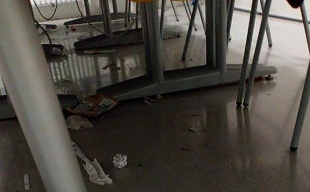 Restos en el suelo de un aula.
