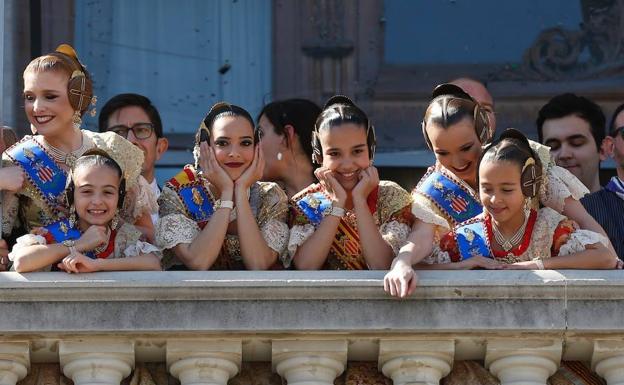 Las falleras mayores de Valencia y su corte presencian la mascletà de hoy.