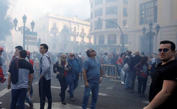 Una de las mascletaes disparada durante estos días de Fallas.