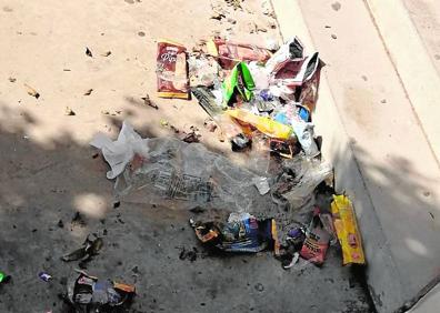 Imagen secundaria 1 - Críticas por la falta de servicios mínimos en los institutos