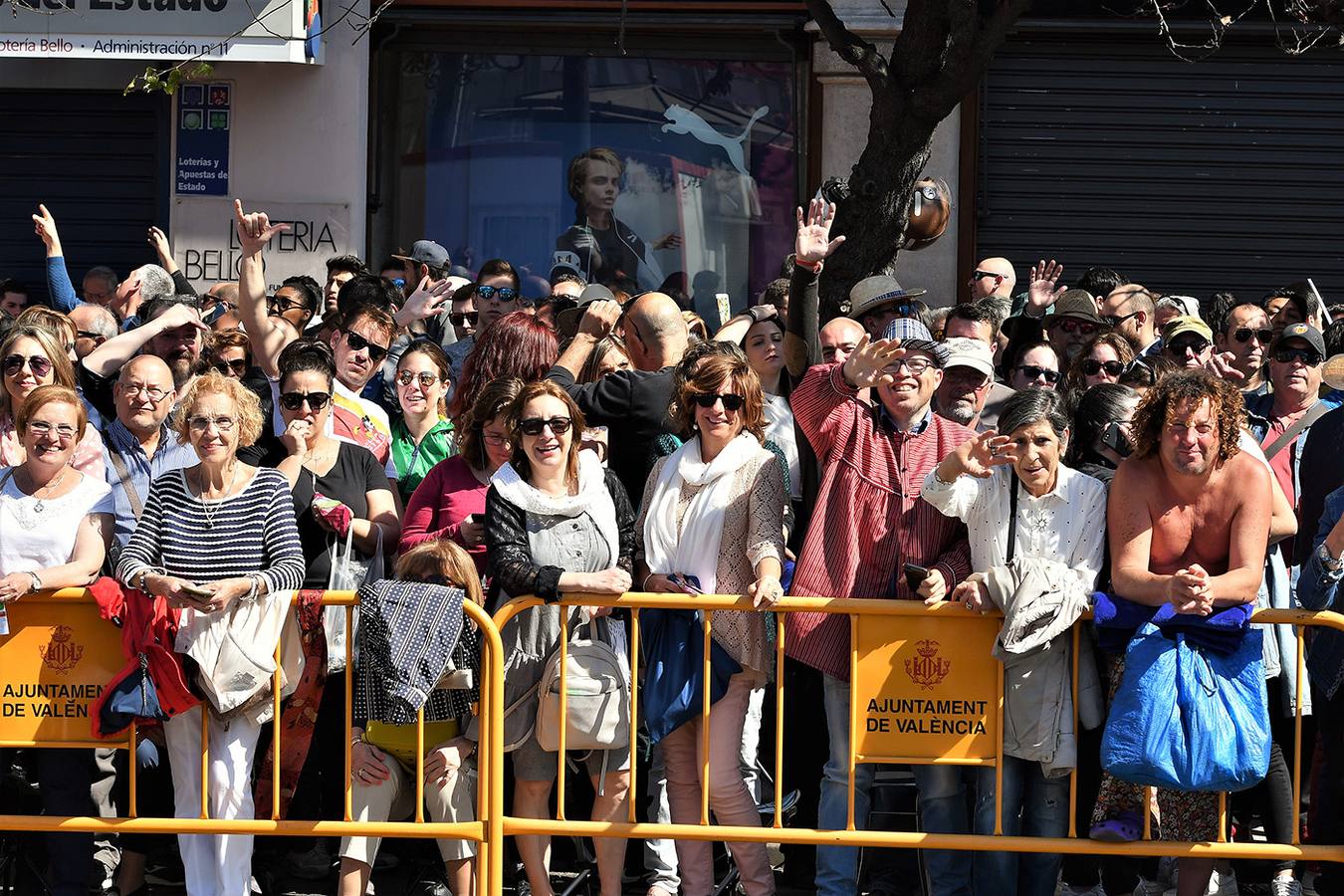 Búscate en la mascletà de hoy, 12 de marzo: público en la plaza del Ayuntamiento por el disparo pirotécnico de las Fallas 2019.