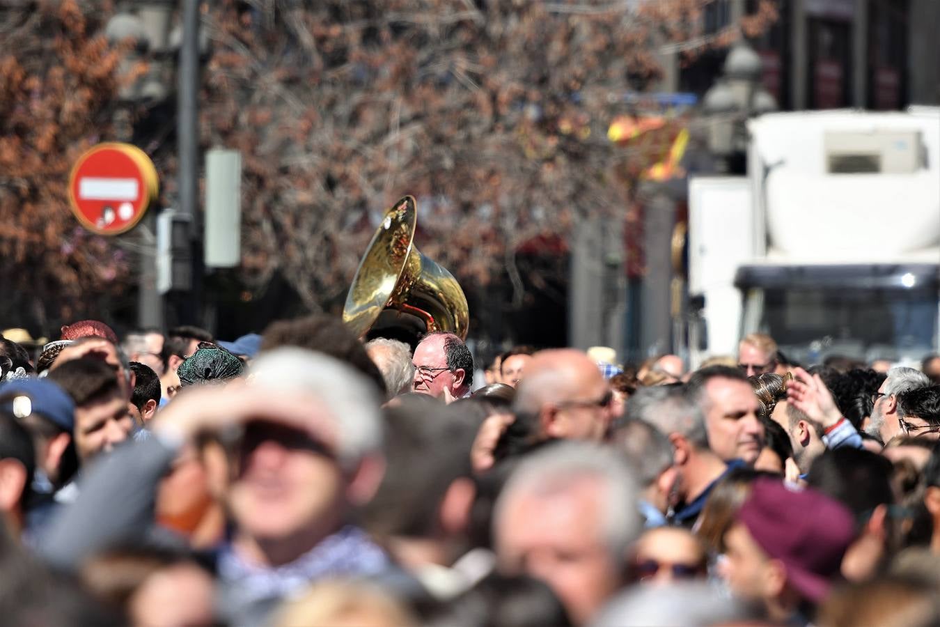 Búscate en la mascletà de hoy, 12 de marzo: público en la plaza del Ayuntamiento por el disparo pirotécnico de las Fallas 2019.