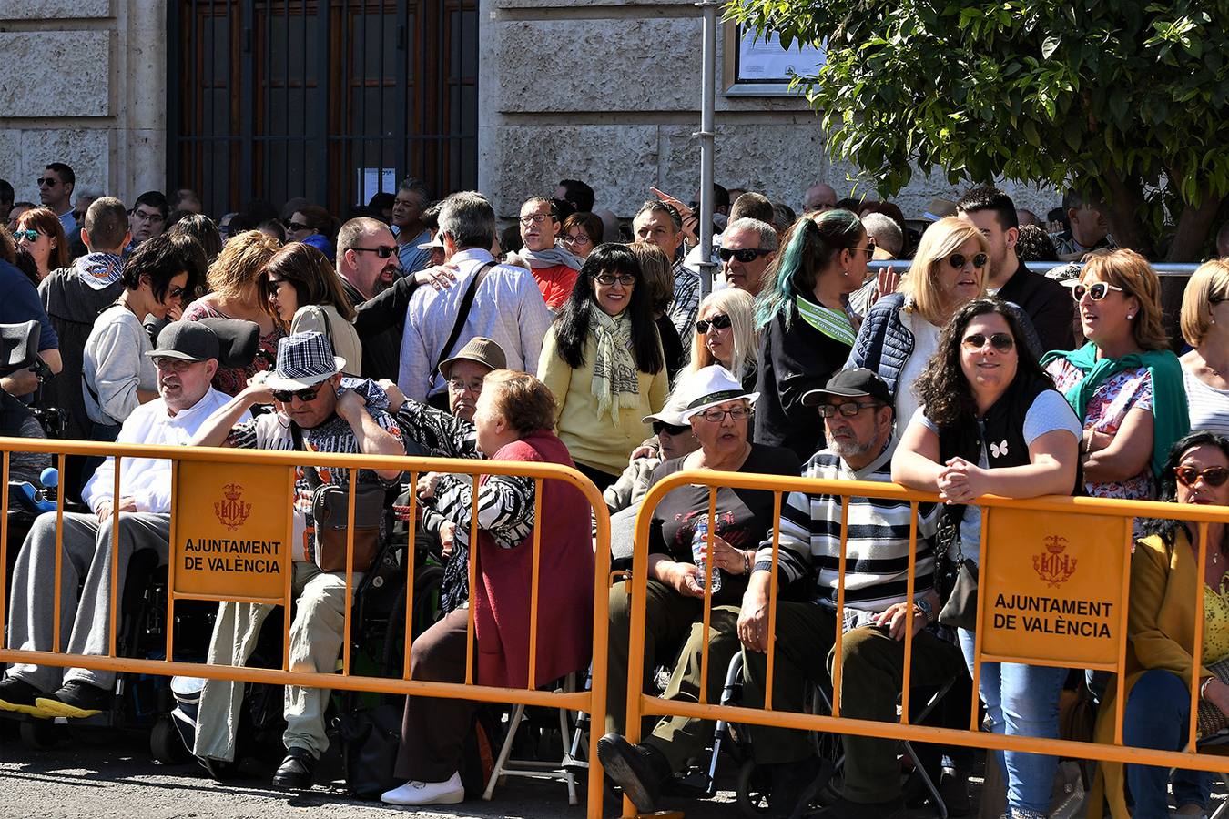 Búscate en la mascletà de hoy, 12 de marzo: público en la plaza del Ayuntamiento por el disparo pirotécnico de las Fallas 2019.