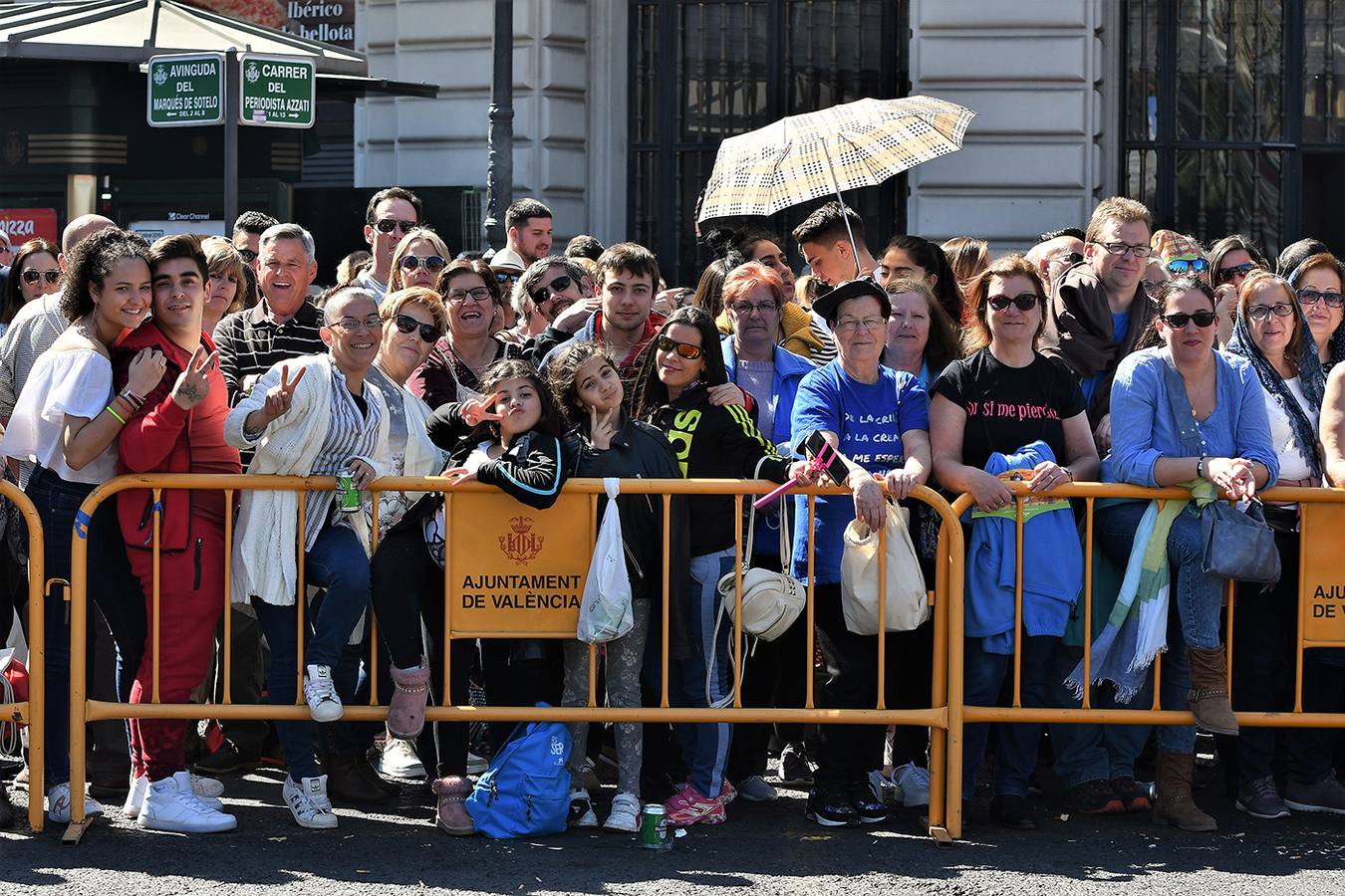 Búscate en la mascletà de hoy, 12 de marzo: público en la plaza del Ayuntamiento por el disparo pirotécnico de las Fallas 2019.