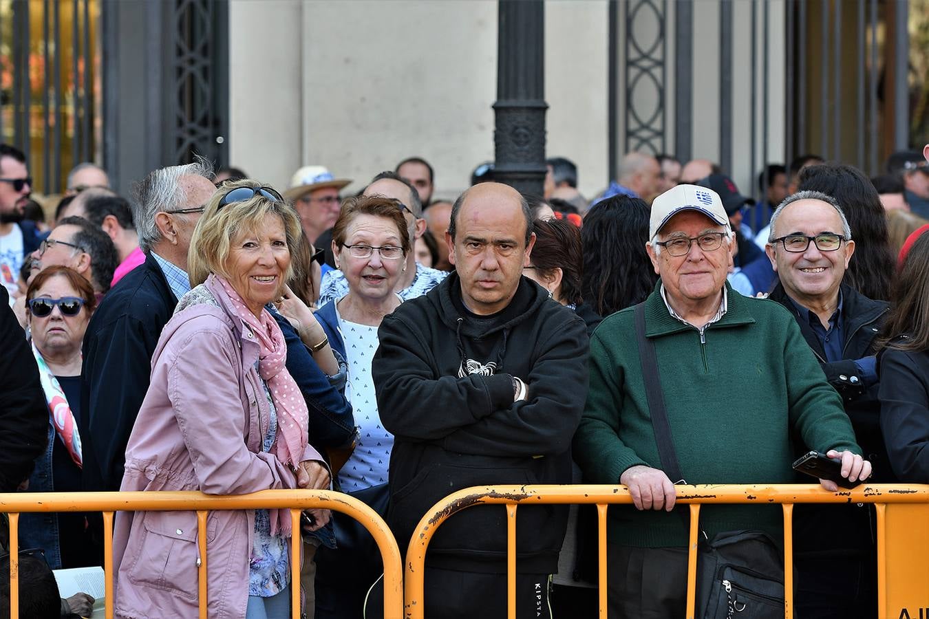 Búscate en la mascletà de hoy, 12 de marzo: público en la plaza del Ayuntamiento por el disparo pirotécnico de las Fallas 2019.