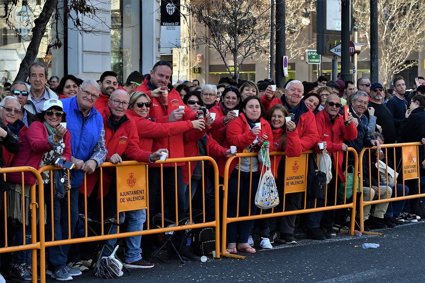 Numeroso público en la mascletà de Crespo de las Fallas 2019, de este miércoles 13 de marzo. Búscate entre el público del disparo de hoy.