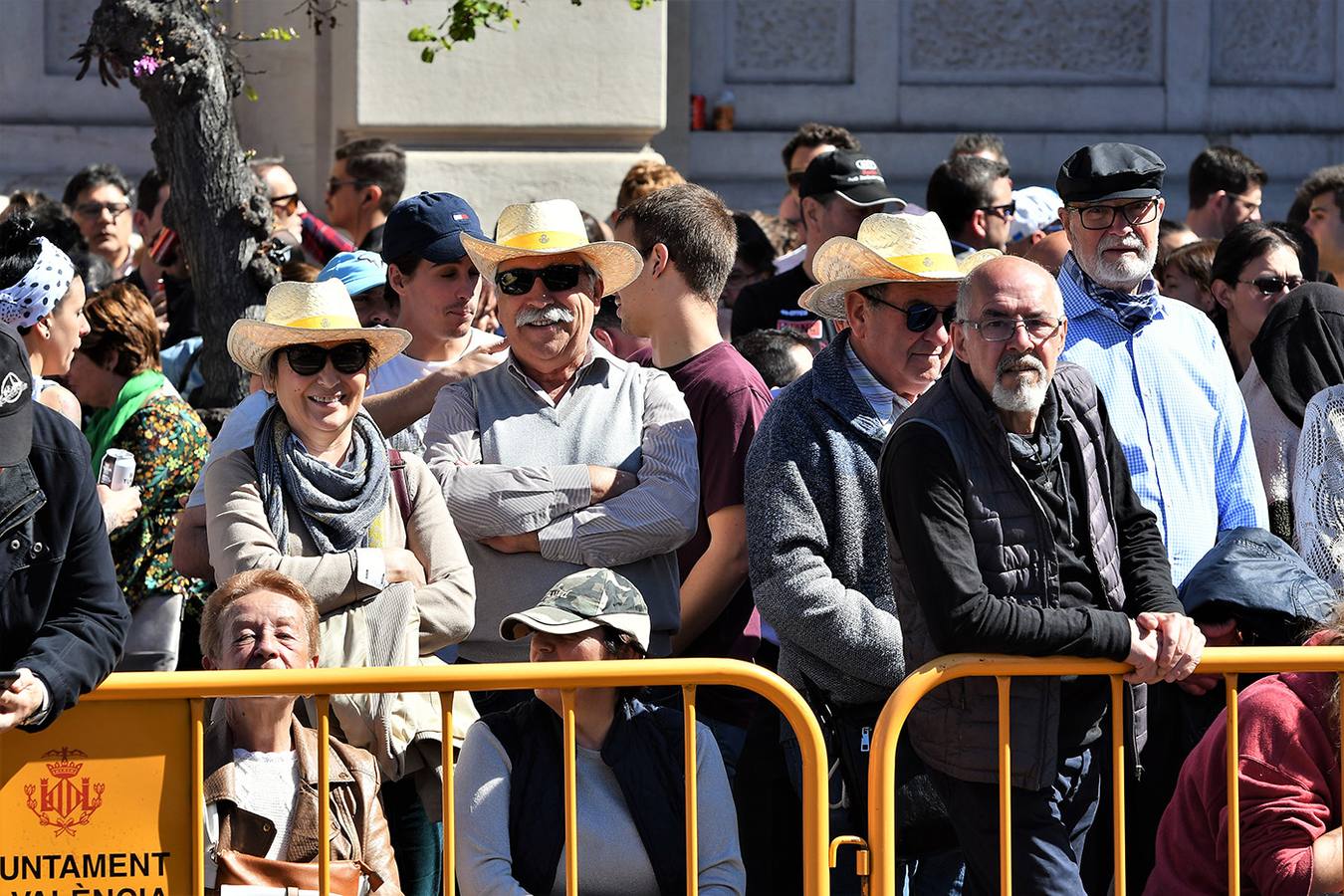 Numeroso público en la mascletà de Crespo de las Fallas 2019, de este miércoles 13 de marzo. Búscate entre el público del disparo de hoy.