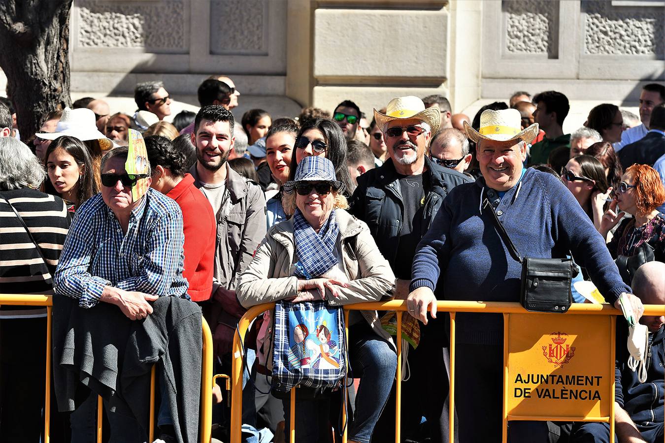 Numeroso público en la mascletà de Crespo de las Fallas 2019, de este miércoles 13 de marzo. Búscate entre el público del disparo de hoy.