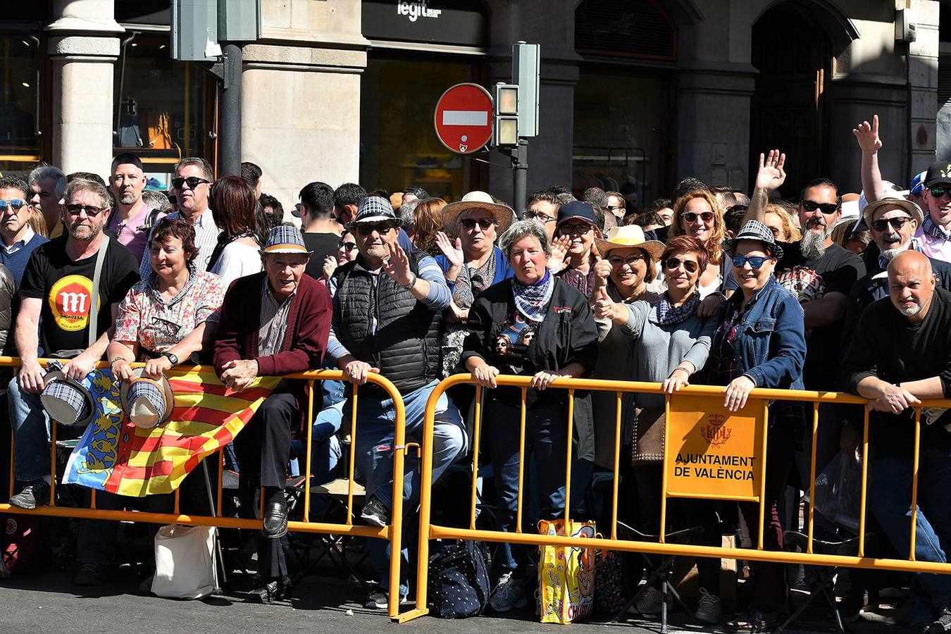 Numeroso público en la mascletà de Crespo de las Fallas 2019, de este miércoles 13 de marzo. Búscate entre el público del disparo de hoy.