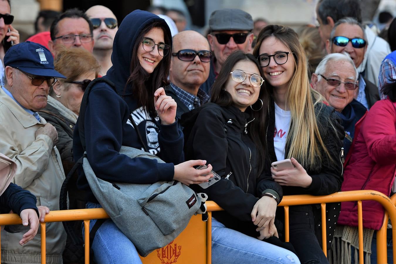 Numeroso público en la mascletà de Crespo de las Fallas 2019, de este miércoles 13 de marzo. Búscate entre el público del disparo de hoy.