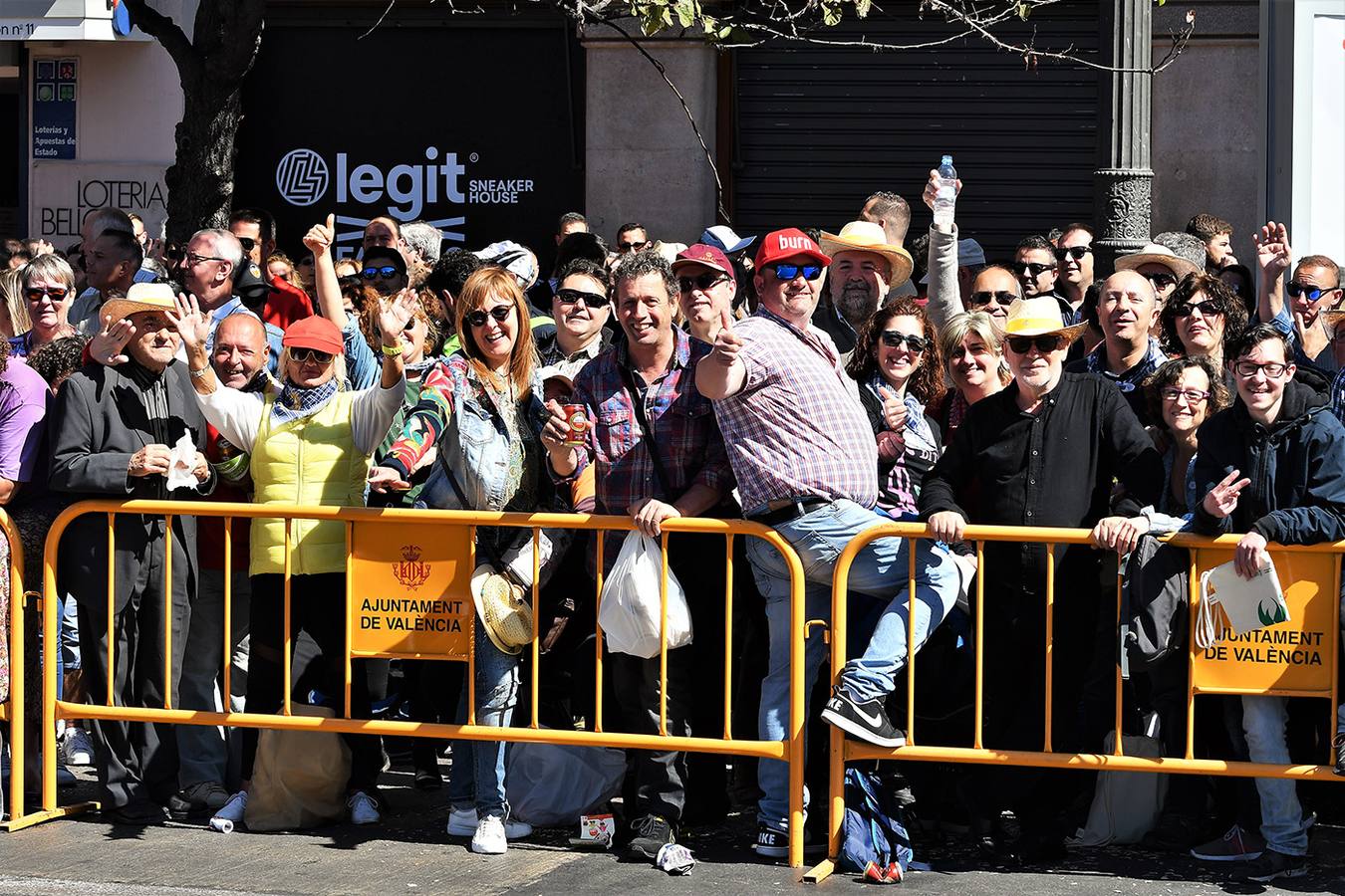 Numeroso público en la mascletà de Crespo de las Fallas 2019, de este miércoles 13 de marzo. Búscate entre el público del disparo de hoy.