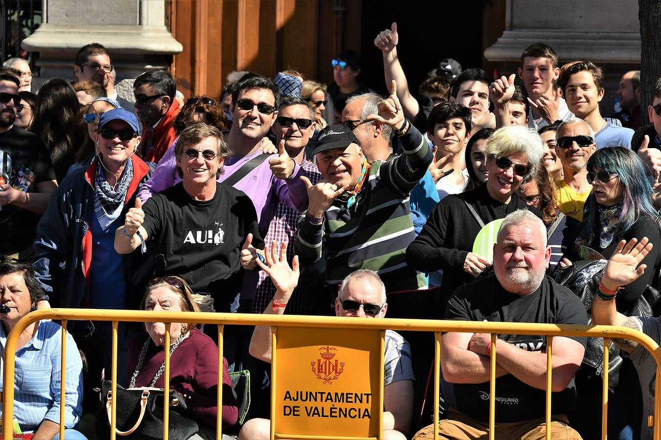 Numeroso público en la mascletà de Crespo de las Fallas 2019, de este miércoles 13 de marzo. Búscate entre el público del disparo de hoy.