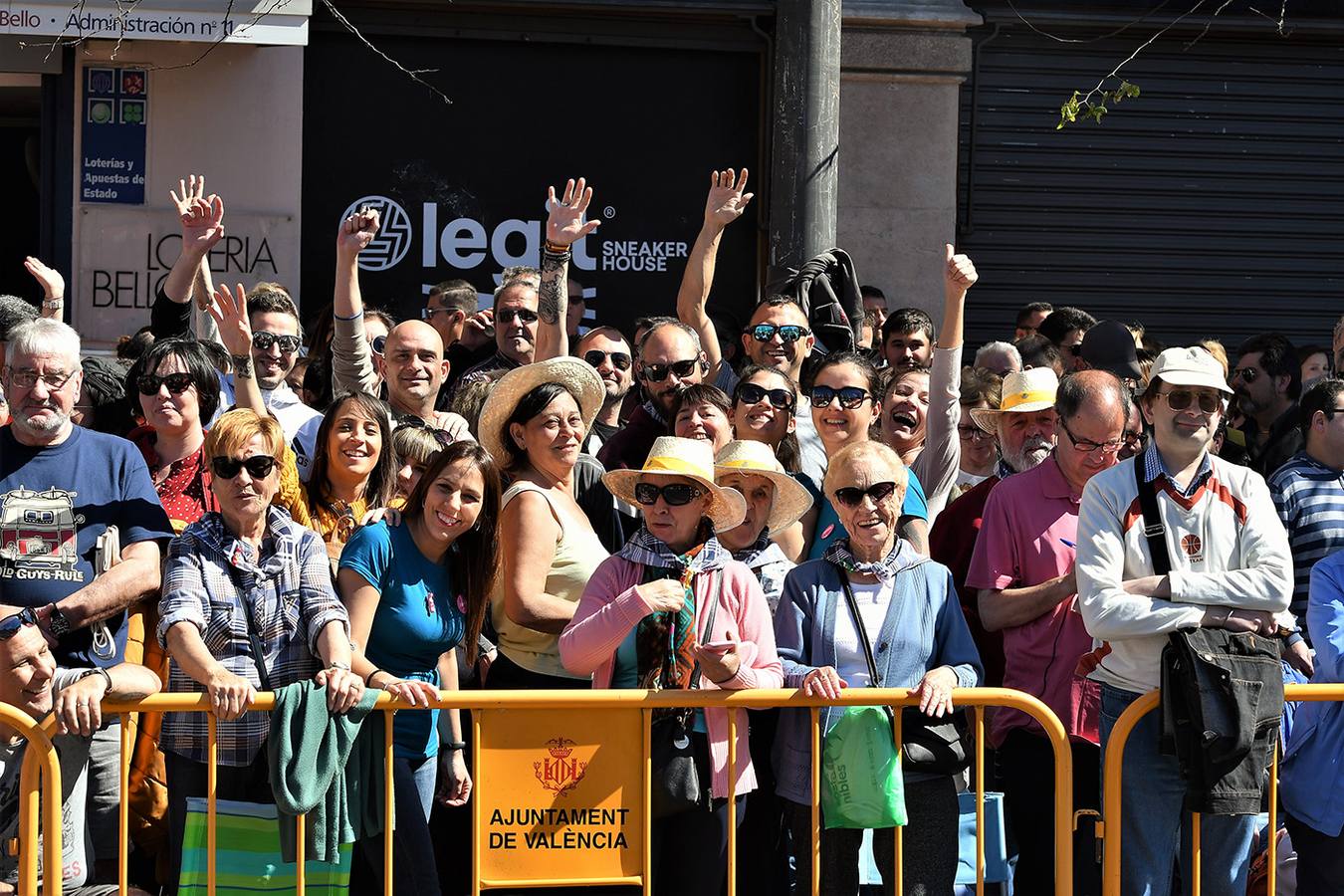 Numeroso público en la mascletà de Crespo de las Fallas 2019, de este miércoles 13 de marzo. Búscate entre el público del disparo de hoy.