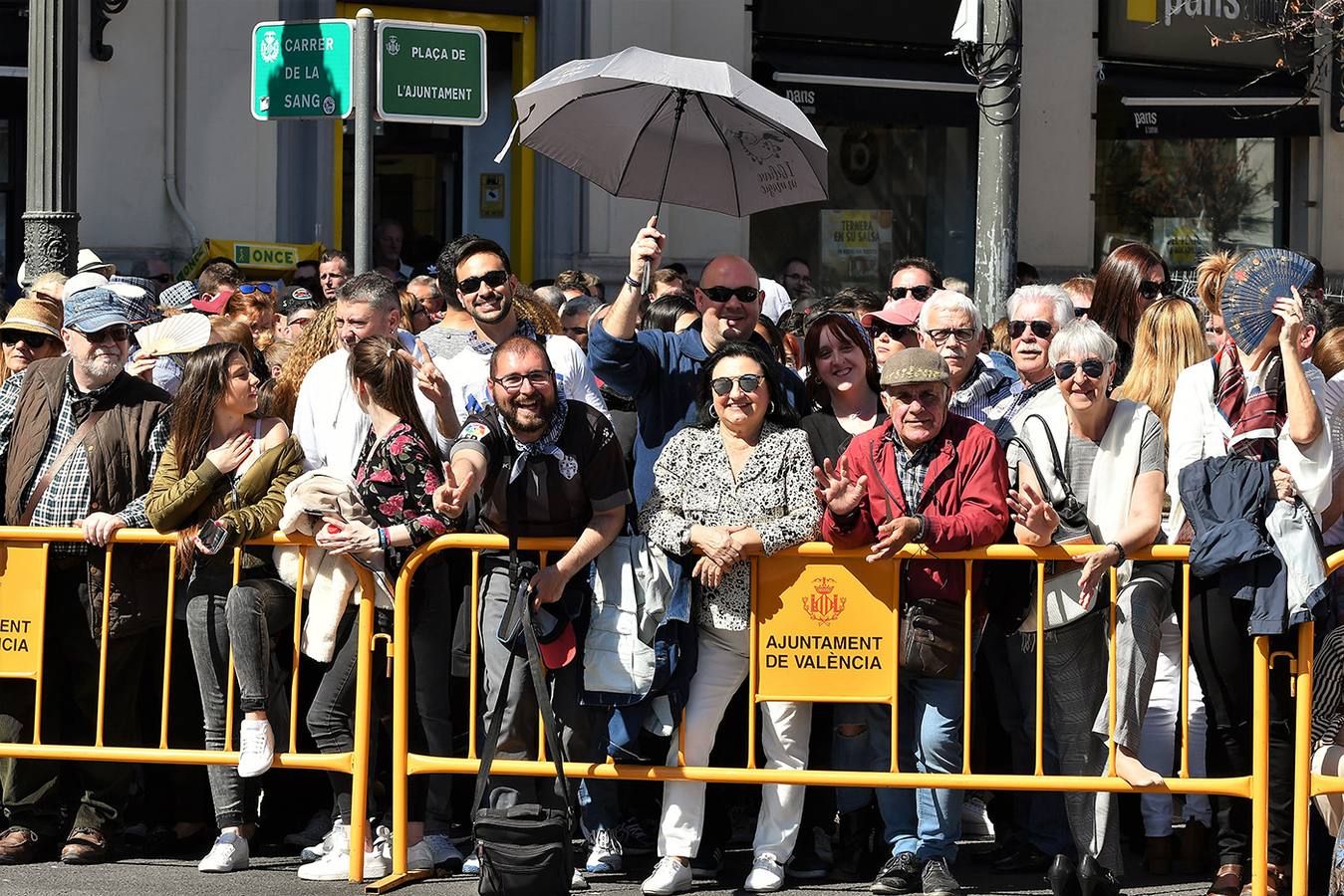 Numeroso público en la mascletà de Crespo de las Fallas 2019, de este miércoles 13 de marzo. Búscate entre el público del disparo de hoy.