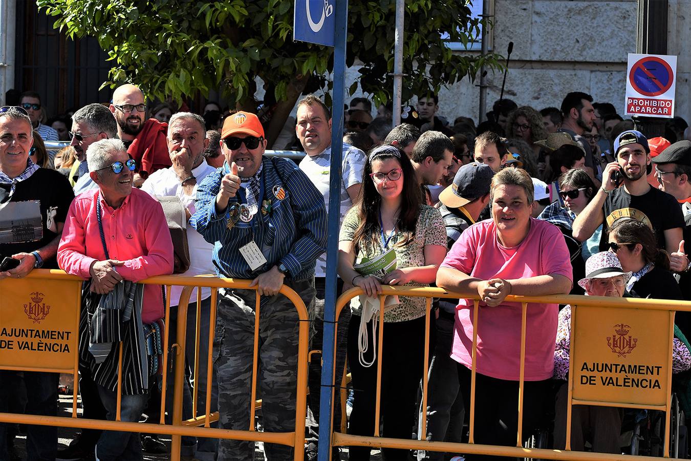 Numeroso público en la mascletà de Crespo de las Fallas 2019, de este miércoles 13 de marzo. Búscate entre el público del disparo de hoy.