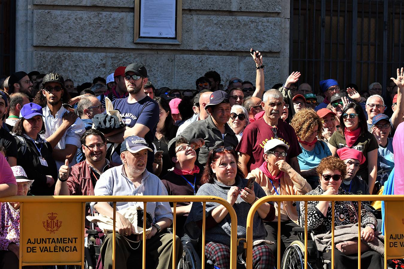 Numeroso público en la mascletà de Crespo de las Fallas 2019, de este miércoles 13 de marzo. Búscate entre el público del disparo de hoy.