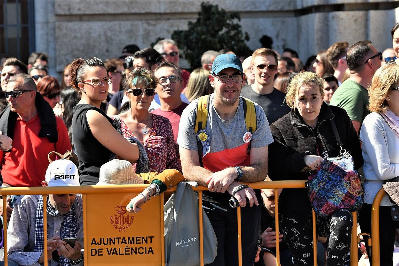 Numeroso público en la mascletà de Crespo de las Fallas 2019, de este miércoles 13 de marzo. Búscate entre el público del disparo de hoy.