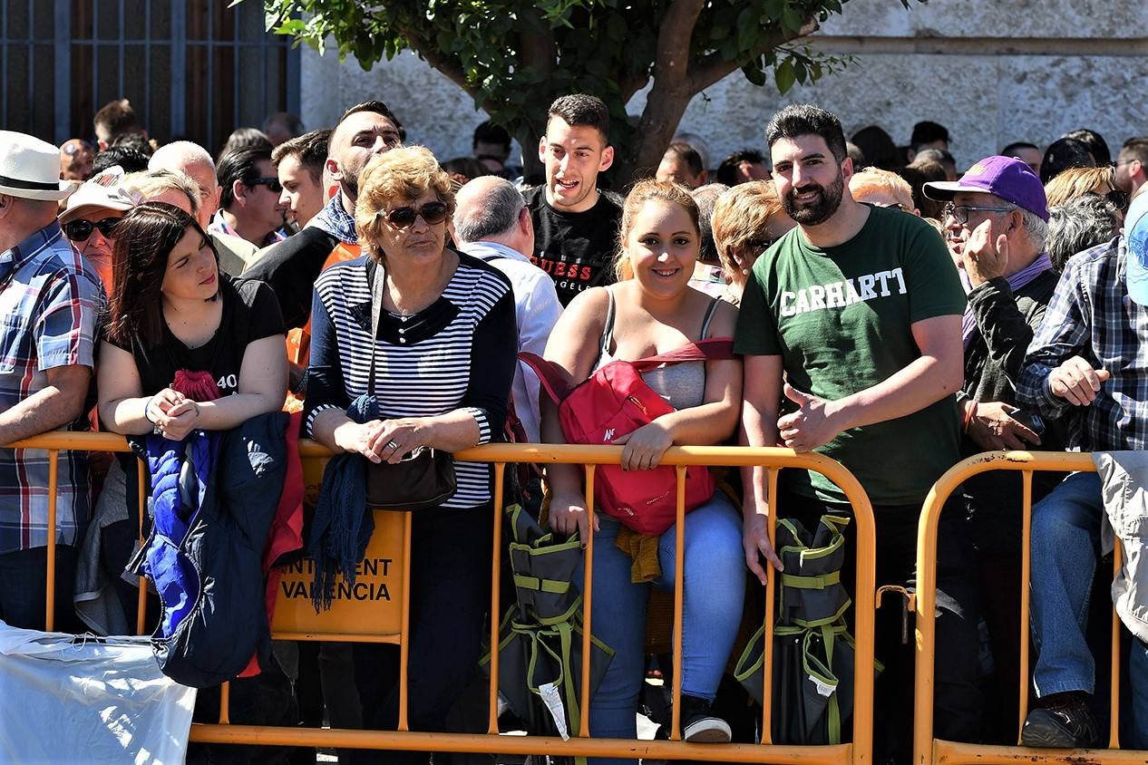 Numeroso público en la mascletà de Crespo de las Fallas 2019, de este miércoles 13 de marzo. Búscate entre el público del disparo de hoy.